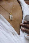 Ona Jwelix Oma Shell Necklace classic shell gold chain necklace for women