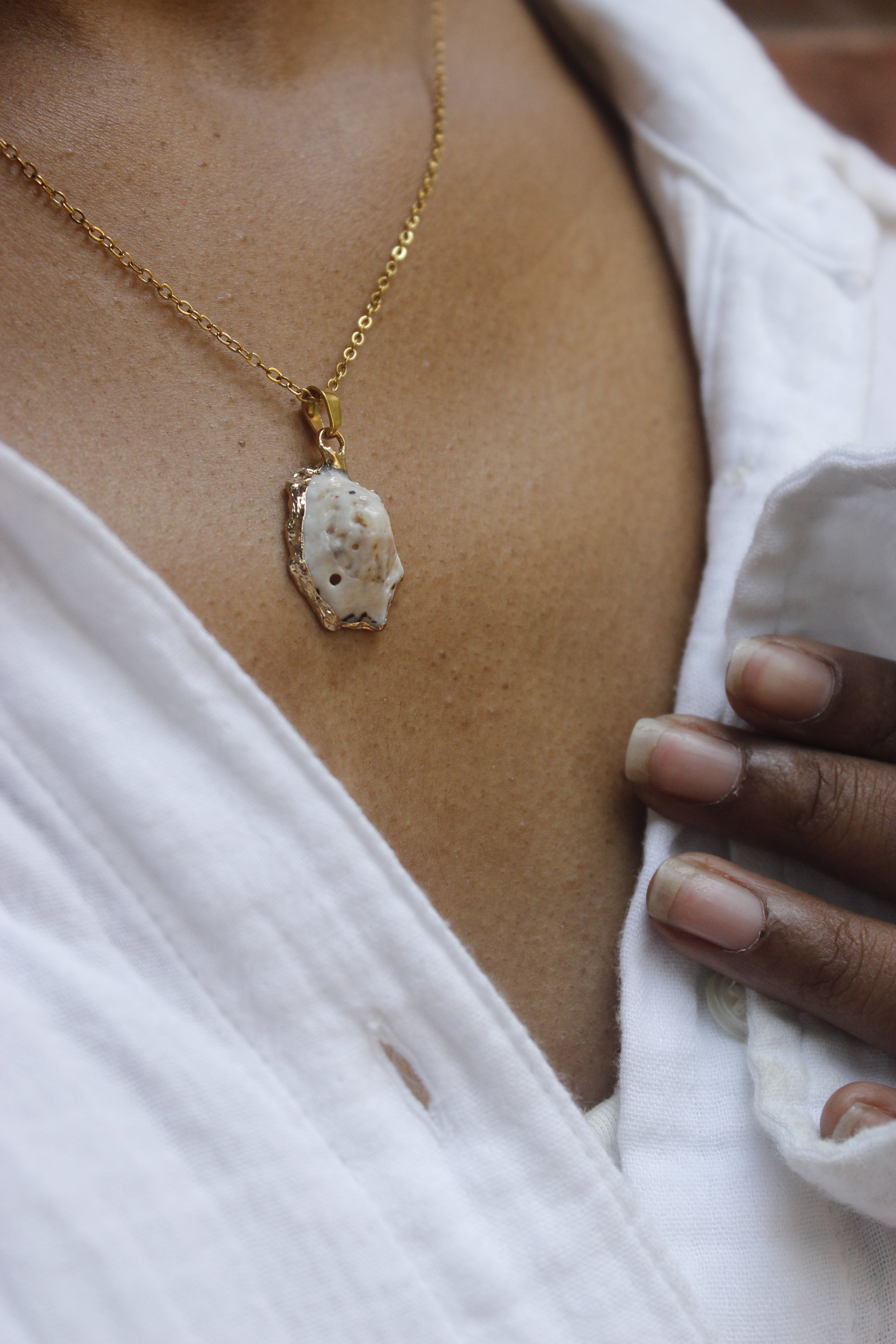Ona Jwelix Oma Shell Necklace classic shell gold chain necklace for women